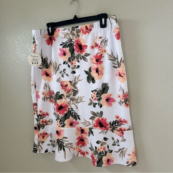 Jolie and Joy Midi Floral Skirt - Picture 2 of 3